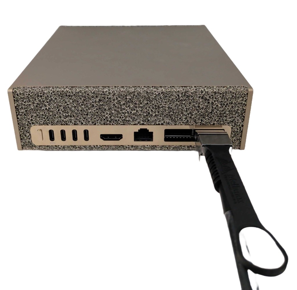 DGX 스파크 본체 후면의 USB-C 포트와 HDMI, RJ-45 옆에 있는 QSFP 포트에 굵은 검은색 연결 케이블이 꽂혀 있는 엔비디아 공식 문서 이미지입니다