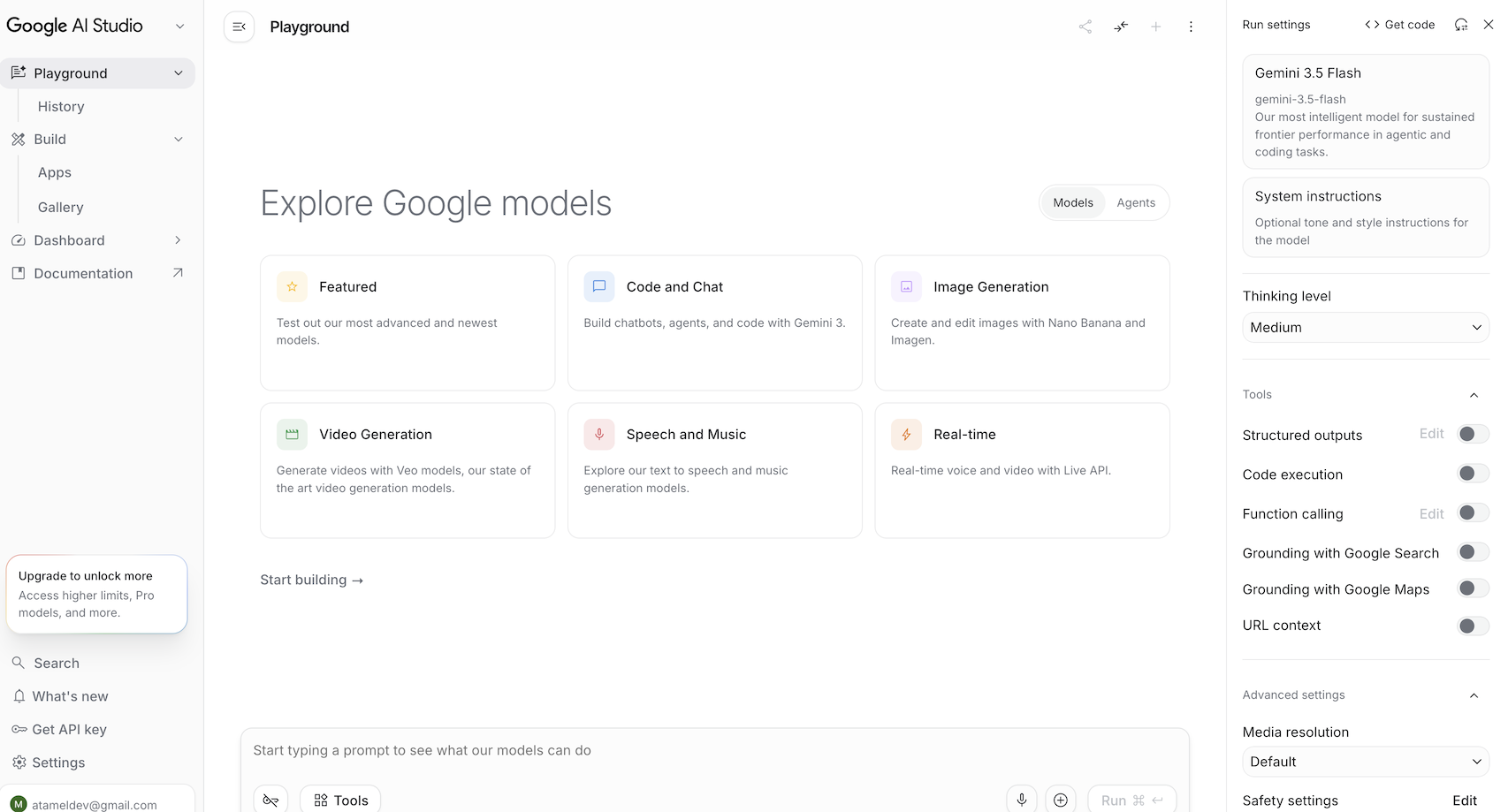 Google AI Studio Playground에서 Gemini 모델을 선택하고 시스템 지시문과 구조화된 출력, 코드 실행, Google 검색 기반 기능을 설정하는 공식 화면