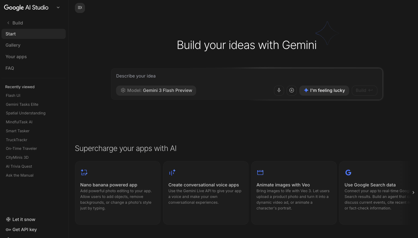 Google AI Studio Build 시작 화면에 앱 아이디어 입력창과 Nano Banana, 음성 앱, Veo, Google 검색 데이터 기능 카드가 보이는 공식 화면