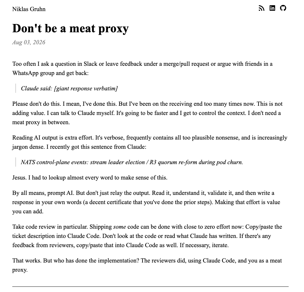 니클라스 그룬의 2026년 8월 3일 블로그 글 Don't be a meat proxy 전문 화면. 슬랙이나 병합 요청, 왓츠앱에서 Claude said 뒤에 답변 전문이 그대로 붙어 오는 상황을 인용문으로 보여 주고, 그 아래 AI 출력을 읽는 일이 추가 노력이라는 문단과 NATS control-plane events로 시작하는 난해한 예문이 이어진다